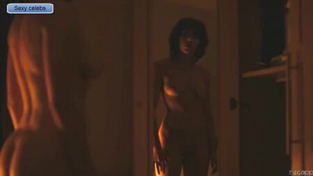 Scarlett Johansson nuda si guarda allo specchio / Nude Scarlett Johansson view itself in the mirror
