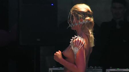 SFILATA DI MODA NUDE A LODI 2014 (FULL HD)