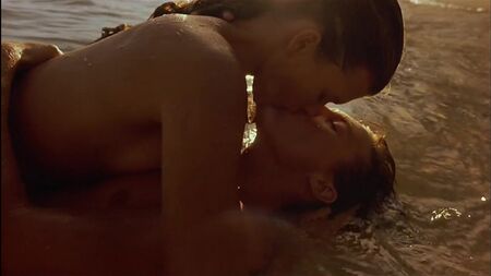 Milla Jovovich nuda - Ritorno alla Laguna Blu (1991)