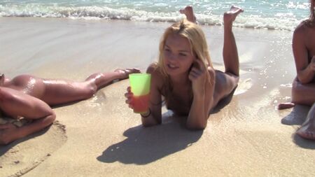 Le ragazze in costume da bagno in spiaggia danno spettacolo