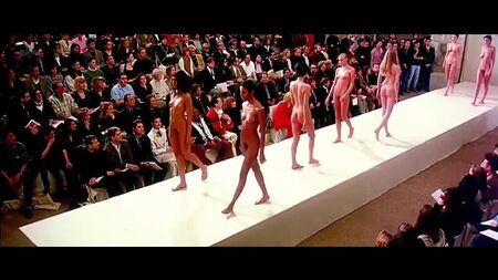 Modelle nude in passerella..mp4