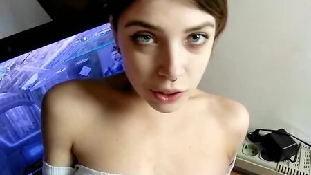 MihaNika69 - [PornHubPremium] - Si è scopato la sua ragazza mentre giocava ad Apex Legends ¦ Sborrata in faccia in POV - 1080p