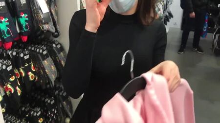 Sesso nel camerino con un commesso