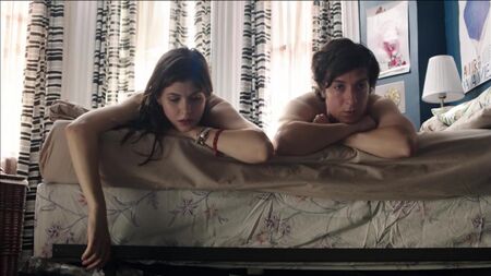 Scene con la prosperosa Alexandra Daddario
