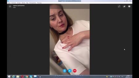 Una ragazza russa nuda mostra il seno e la vagina su Skype a Mosca