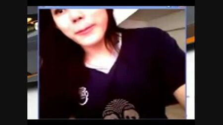 Nong Paeng, una ragazza del Buriram FC SB, mette in mostra il suo seno prosperoso con capezzoli rosa e una bellissima vagina, sfoggiando la sua sensualità davanti alla webcam di Camfrog