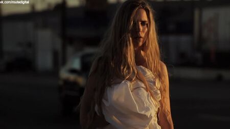 Brit Marling nuda in *Sound of My Voice* (2011) HD 1080p - Guarda online / Brit Marling - *Sound of My Voice*