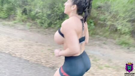 Yinyleon - Fare jogging nudi fa bene alla vita sessuale con la propria partner [PornHub]