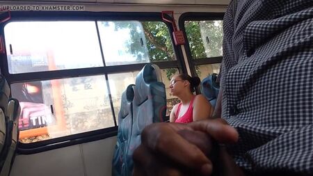 Masturbazione sull'autobus con una ragazzina