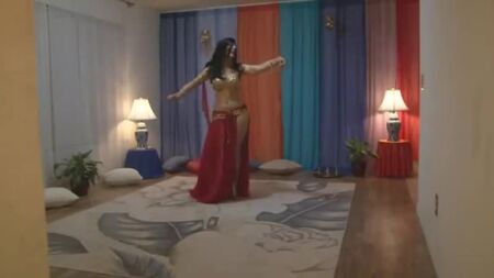 Tutorial di danza del ventre con una ballerina sensuale