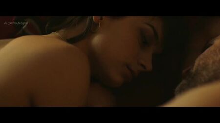 Sophie Desmarais, Marie Fugain Nude (vestita) - Gurov e Anna (2014) HD 720p Guarda / Софи Демаре, Мари Фуген - Гуров и Анна