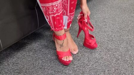 [Shoes Of Hollywood] Ashley prova le scarpe con tacco alto da 15 cm Pleaser DELIGHT-668 in raso rosso, abbinate a una tuta in stile bandana con motivo paisley
