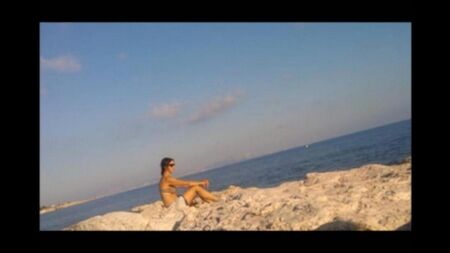 La ragazza si abbassa al sole completamente nuda