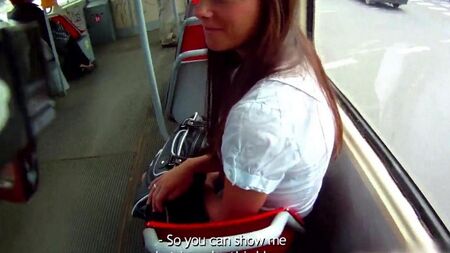Lo sconosciuto succhia il ragazzo tra i cespugli