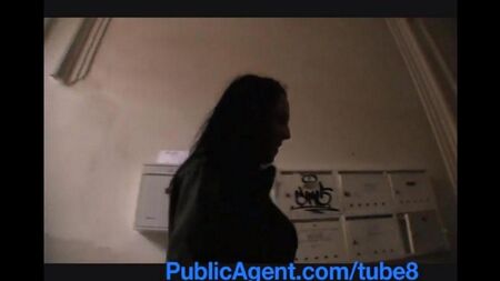 La puttana accettava il sesso alla porta d'ingresso