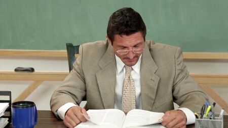Lo studente ha succhiato l'insegnante per una buona valutazione