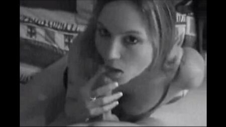 La ragazza non è timida nel prendere un cazzo e uno sperma in bocca