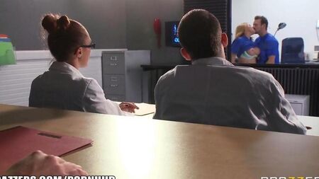Il dottore scopa una ragazza degli stagisti in pratica nel suo ufficio
