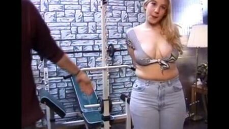 Una donna a lungo tette con tette naturali esamina il pene di un uomo