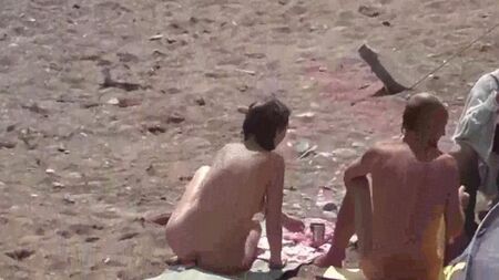 Ragazze nude che vanno in bagno nel mare