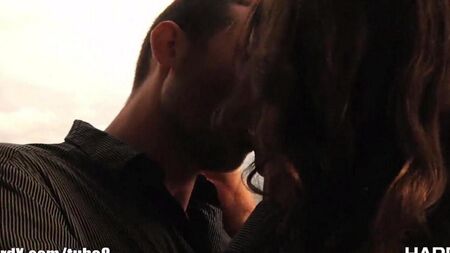 Giovane tettona Lara con la sua amica nella culla