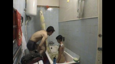 Sorella e fratello sono incesto in bagno