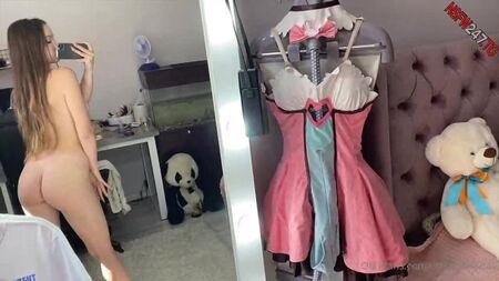 Kate Kuray si mostra nuda davanti allo specchio 20210417.mp4