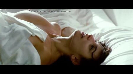 Seni seducenti, attrice sexy, capezzoli eccitanti, tette grandi, scena di sesso in un film hollywoodiano, topless, corpo mozzafiato, giovane puttana che si diverte con un uomo anziano