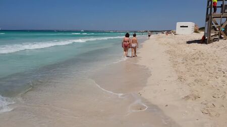 Passeggiata sulla spiaggia per nudisti Platja des Trenc, Passeggiata sulla spiaggia nudista, Maiorca, Spagna 4K