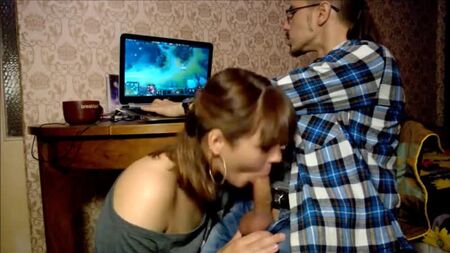 Video porno: giovani russe sculacciano una ragazza kazaka