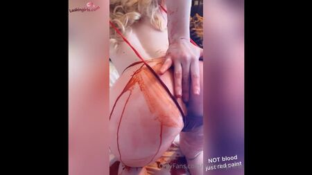 Belle Delphine si masturba l'ano con del sangue finto