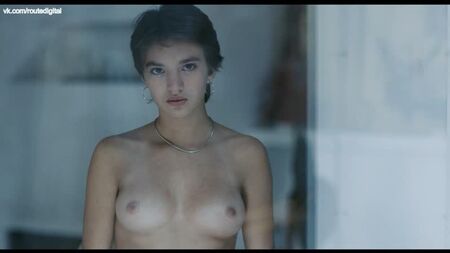 Laura Smet, Billie Blain Nude - La sainte famille (FR-2019) HD 1080p Guarda online / Laura Smet, Billie Blain - La sacra famiglia