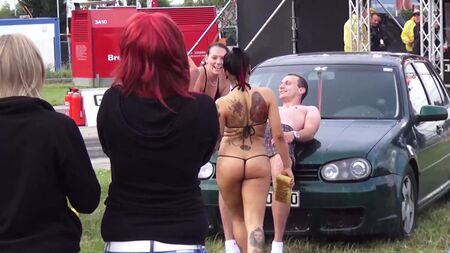 Autolavaggio sexy - Divertente: due ragazze carine che lavano una Volkswagen VW Golf
