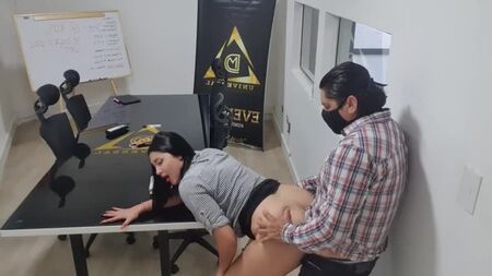 Martina Smith - Dopo la riunione di lavoro ho bisogno di una bella scopata, deve capire chi comanda qui