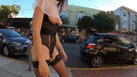 ShyGothExhib - Una suora sfacciata che passeggia in topless in pubblico con un costume di Halloween
