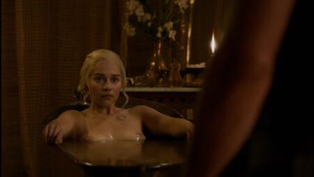 Emilia Clarke nuda - Emilia Clarke Nude - 2010 Il Trono di Spade - 2018 Il Trono di Spade - Stagione 3 (star famose nude)