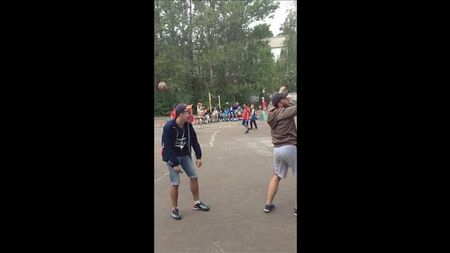 Gli animatori Vanya e Ilya eseguono la danza "Soku soku bachi bachi")))) Guardiamo e impariamo)