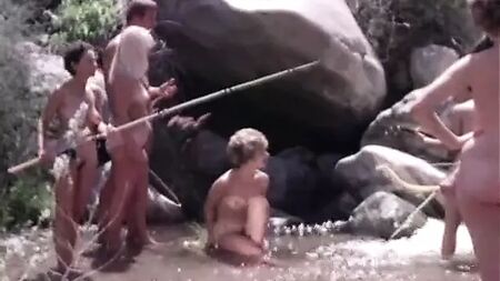 Gita in montagna di una famiglia nudista (anni '60)