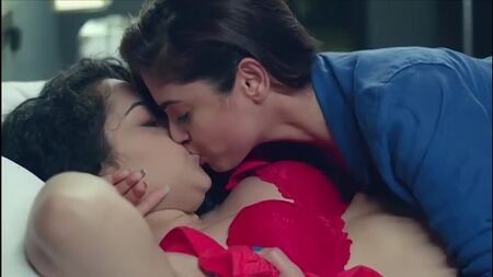 Naina Ganguly e Apsara Rani nel film lesbico di RGV "Dangerous"