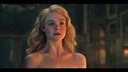 Elle Fanning nuda - The Great S01E01 (2020) Guarda online / Elle Fanning - The Great