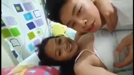 PORNO INDONESIANO: Stanno insieme, ma lui glielo infila