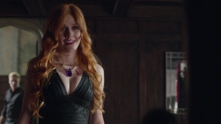 Emeraude Toubia, Katherine McNamara Sexy - Shadowhunters (2016) stg1ep4