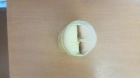 COME REALIZZARE UNA VAGINA CON LE PROPRIE MANI UTILIZZANDO 2 TAMPONI PRELEVATI DA UNA CONFEZIONE DI PATATINE E UN GUANTO