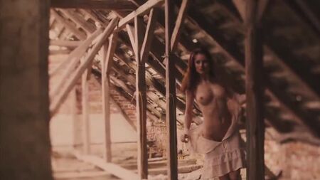 Servizio fotografico in nudo di una bellissima modella sexy