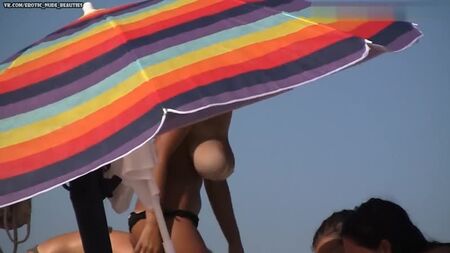 Spiaggia per nudisti con donne prosperose