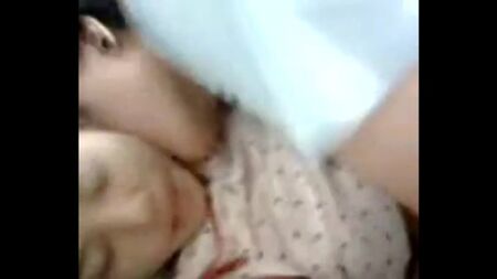 Dicono che fossero compagni di classe. Il loro autentico accento thailandese lasciava intendere chiaramente che stessero dicendo: «Essere amici è fantastico, ma perché non provare a fare sesso?»