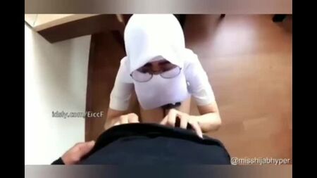 Video porno indonesiani con ragazze in hijab delle scuole superiori - XNXX.COM.mp4