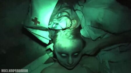 HorrorPorn: infermiere che si scopano un ragazzo in un film horror (porno, xxx, integrale, tette, culo, sborrata, coppie, sesso orale, adolescenti, POV, cazzo, erezione, erotico)