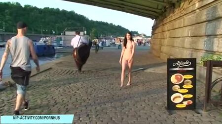 Camminare nudi per strada