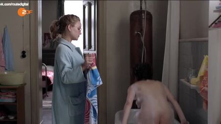 Sonja Gerhardt, Emilia Schüle, Anne Werner, Martina Schöne-Radunski Nude @ Ku'damm 56 (2016) - 720 Guarda online